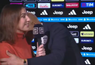 Técnico da Juventus beija ombro de repórter após polêmicas no Italiano; veja vídeo