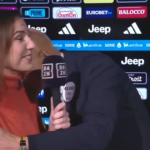 Técnico da Juventus beija ombro de repórter após polêmicas no Italiano; veja vídeo