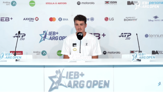 João Fonseca em entrevista coletiva nesta segunda-feira (9)