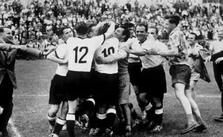 Seleção Alemã comemora título da Copa do Mundo de 1954
