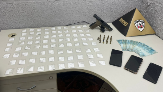 Também foram apreendidos oitenta e quatro papelotes de cocaína, três celulares e mil e quatrocentos reais em dinheiro.