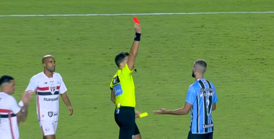 Expulsão no início do segundo tempo mudou duelo entre São Paulo x Grêmio