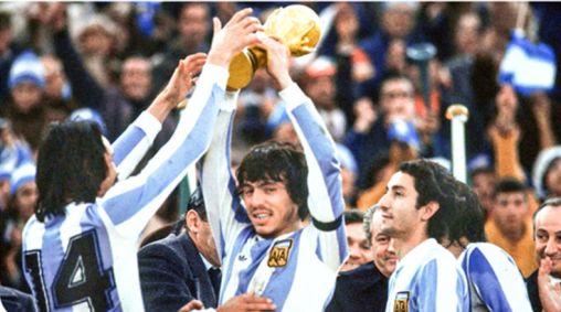 Seleção Argentina ergue taça da Copa do Mundo de 1978