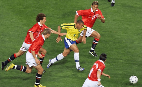 Ronaldo na partida entre Brasil e Noruega na Copa do Mundo de 1998 • Divulgação/Fifa