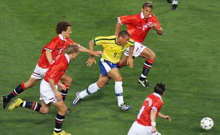 Ronaldo na partida entre Brasil e Noruega na Copa do Mundo de 1998