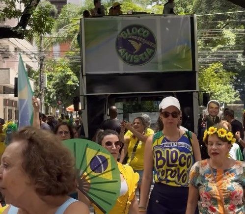 Bloco com crítica a Moraes, Toffoli e Lula foi às ruas de BH neste domingo de Carnaval