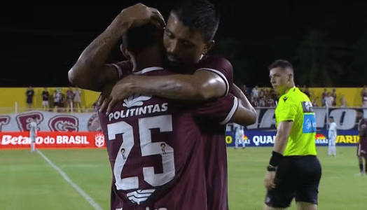 Kieza deixa o gramado para a entrada de Kiezinha