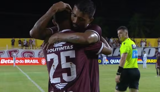 Kieza deixa o gramado para a entrada de Kiezinha