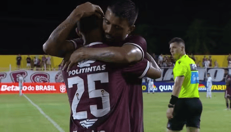 Kieza deixa o gramado para a entrada de Kiezinha
