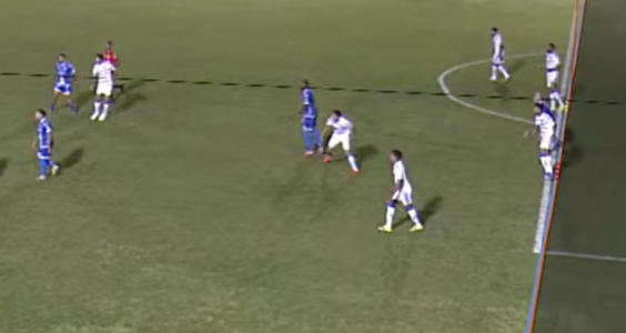 Lance que deu origem ao primeiro gol da URT, impugnado por impedimento