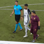 Volante do Corinthians sente desconforto e vira preocupação