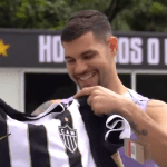 Volante da Seleção encerra tratamento no Atlético e recebe convite: 'Quer ficar?'