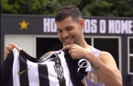 Bruno Guimarães recebeu camisa personalizada do Atlético