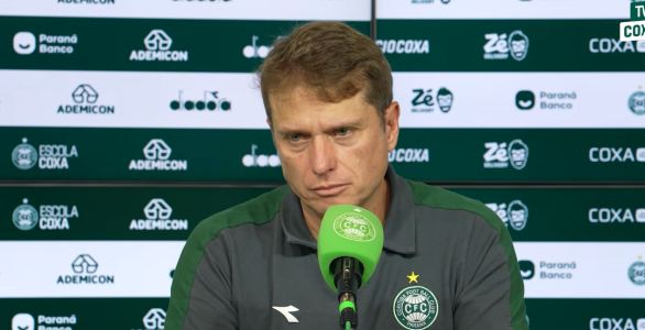 Fernando Seabra em entrevista coletiva após a queda do Coritiba na semi do estadual