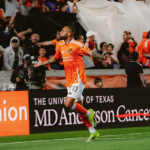 Ex-Santos brilha e marca doblete em jogo de estreia na MLS