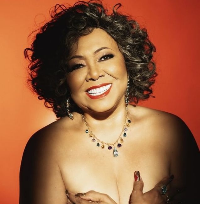 Alcione, aos 76 anos, posa de topless e pergunta aos fãs: 'Aprovada?'