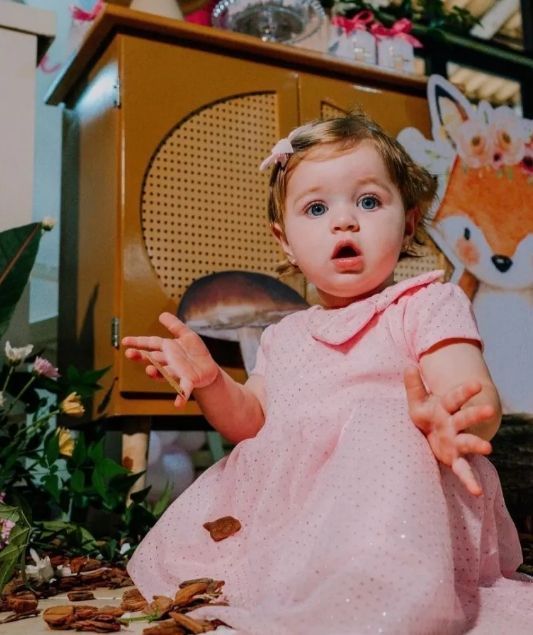 Bebê morre após ser atropelada pelo pai na garagem do prédio onde morava, em SC