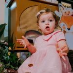 Bebê morre após ser atropelada pelo pai na garagem do prédio onde morava, em SC