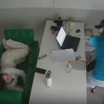 Recepcionista acorda com assaltante e reação viraliza: “oi, tudo bem?”