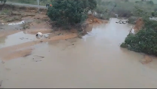Enxurrada deixa mortos após parte de rodovia ceder em Sergipe; veja imagens | CNN Brasil
