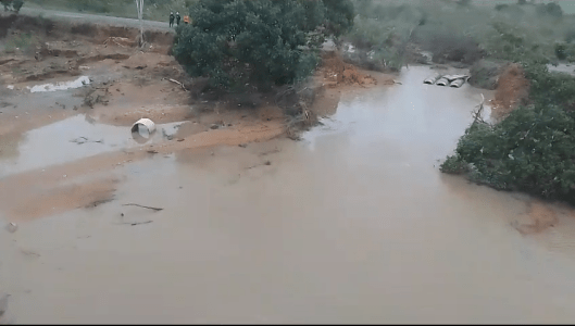 Enxurrada deixa mortos após parte de rodovia ceder em Sergipe; veja imagens | CNN Brasil