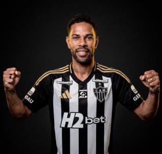 Renan Lodi foi anunciado como reforço do Atlético neste sábado (27)