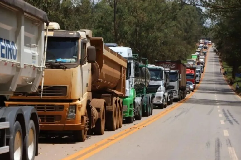 Acordo prevê mudança na logística do transporte de minério e redução de caminhões nas BRs 040 e 356