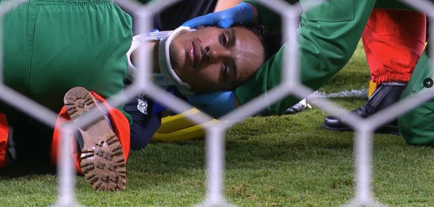 Goleiro do Juventude leva pancada no rosto e deixa Arena do Grêmio de ambulância