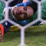 Goleiro do Juventude leva pancada no rosto e deixa Arena do Grêmio de ambulância