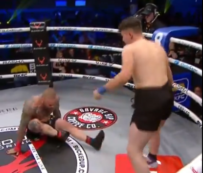 Boxeador surpreende ao colocar tornozelo deslocado de volta no lugar durante luta