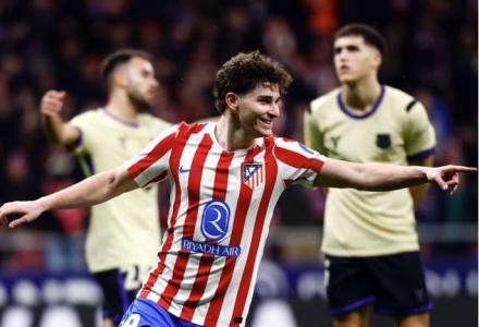 Julián Alvarez, do Atlético Madrid, comemora gol marcado contra o Barcelona