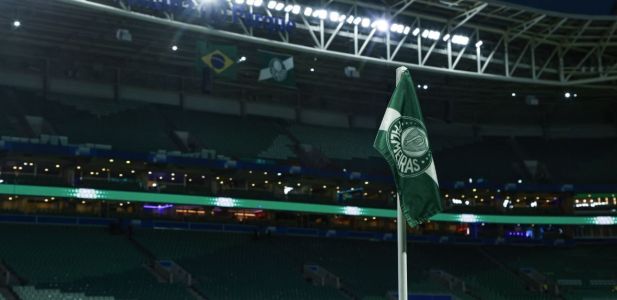 Bandeira do Palmeiras no campo do Allianz Parque antes do jogo contra a LDU nesta quinta-feira (30)