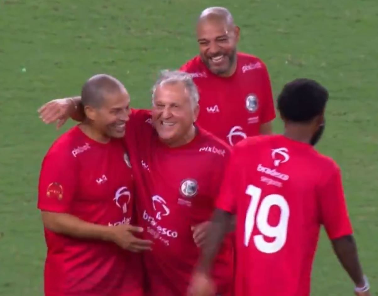 Ídolo do Cruzeiro, Alex faz golaço em jogo das estrelas de Zico