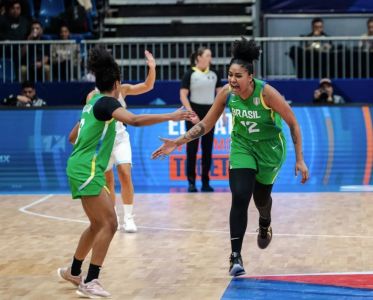 Jogadoras do Brasil comemoram ponto marcado durante jogo da AmericupW