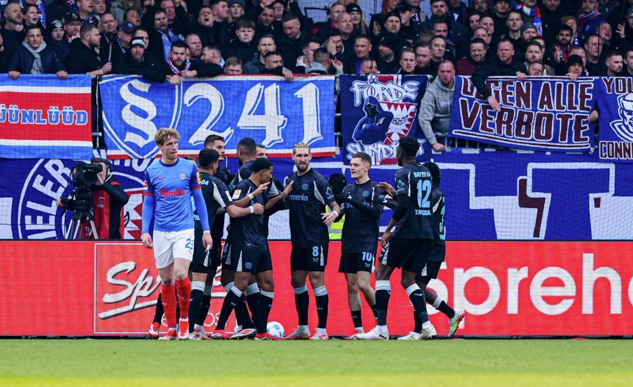 Leverkusen domina o lanterna Holstein Kiel, volta a vencer e se aproxima do Bayern
