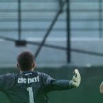 América leva gol de jogador sentado, empata com Comercial e segue na Copinha