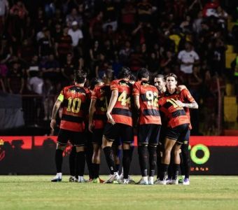 Time do Sport durante jogo contra o Palmeiras, nesse domingo (6),