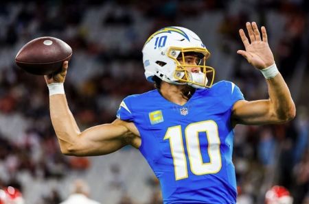Justin Herbert, do Los Angeles Chargers, durante jogo da NFL