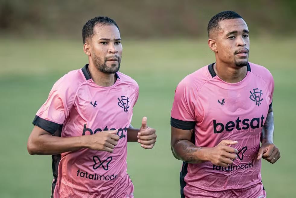 Ex-atacantes de América e Atlético treinam no Vitória antes de regularização