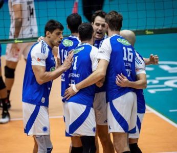 Jogadores do Cruzeiro comemoram ponto diante do Guarulhos nesta quarta-feira (28)