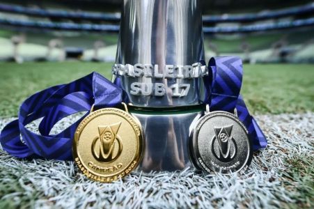 Troféu e medalhas do Campeonato Brasileiro Sub-17