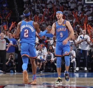 Shai Gilgeous-Alexander e Alex Caruso, do Oklahoma City Thunder, comemoram ponto