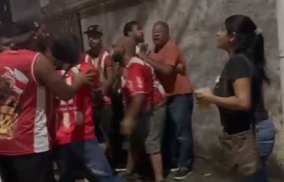 Presidente do Villa Nova é encurralado por torcedores após queda no Mineiro; assista