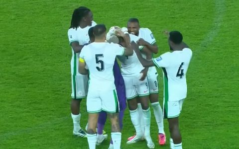 Osimhen comemora gol marcado com companheiros de equipe nesta quinta-feira (13)