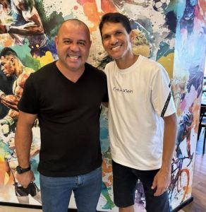 Roni e Magno Alves durante evento em agosto de 2025