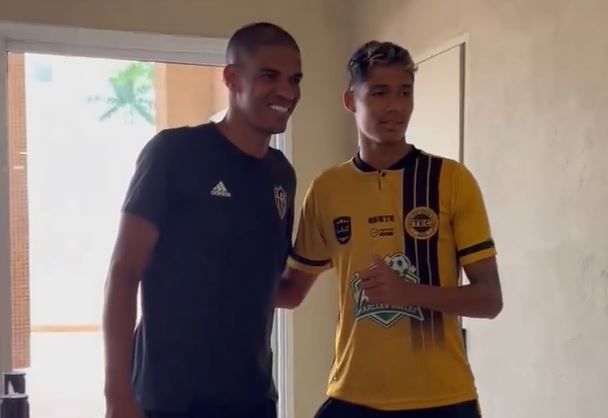 Leonardo Silva posa para fotos com jogadores de rival do Atlético na Copinha
