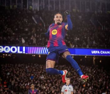 Raphinha, do Barcelona, comemora gol marcado diante do Copenhague-DIN