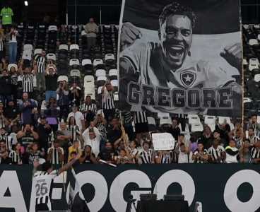 Gregore se despede de torcedores do Botafogo após jogo contra o Vitória