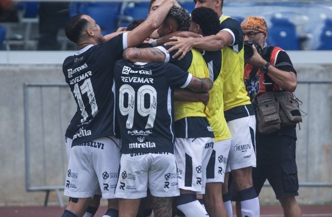 Ex-Cruzeiro brilha, Remo domina o América e segue invicto na Série B
