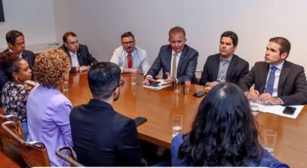André Fufuca, ministro do Esporte, durante reunião com atletas e outros políticos